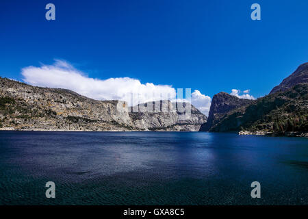 O'Shaughnessy Dam Hetch Hetchy holding retour réservoir sur la rivière Tuolumne dans Yosemite National Park Banque D'Images