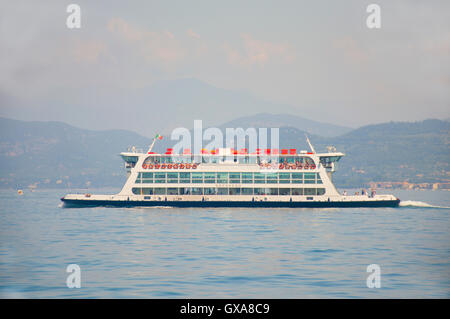 Ferry commercial, le lac de Garde, Italie Banque D'Images