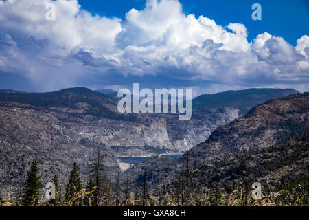 O'Shaughnessy Dam Hetch Hetchy holding retour réservoir sur la rivière Tuolumne dans Yosemite National Park Banque D'Images