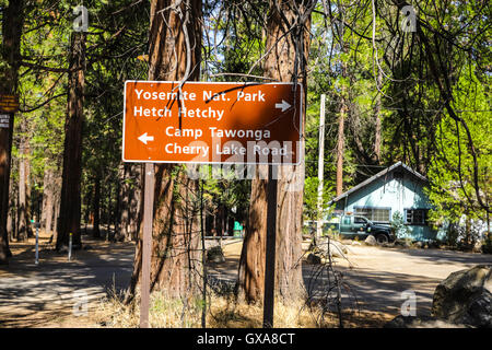 Un signe au Camp Mather montrant le chemin d'Hetch Hetchy, Yosemite et Camp Tawonga etc. Banque D'Images