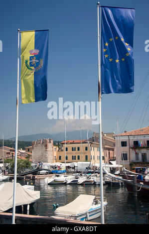 Le drapeau de Bardolino et l'UE battant côte à côte, Bardolino, Italie Banque D'Images