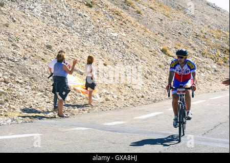 De nombreux cyclistes grimper le mont Ventoux comme un défi jusqu'à 1912 mètres avec un autre 10 % Banque D'Images