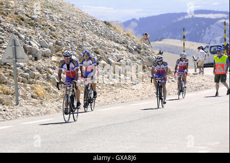 De nombreux cyclistes grimper le mont Ventoux comme un défi jusqu'à 1912 mètres avec un autre 10 % Banque D'Images