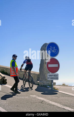 De nombreux cyclistes grimper le mont Ventoux comme un défi jusqu'à 1912 mètres avec un autre 10 % Banque D'Images