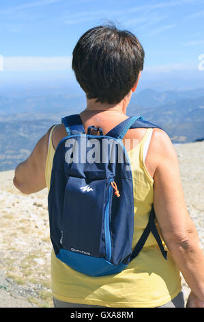 Sac à dos de randonneur avec d'atteindre le sommet du Mont Ventoux à 1912 mètres Banque D'Images