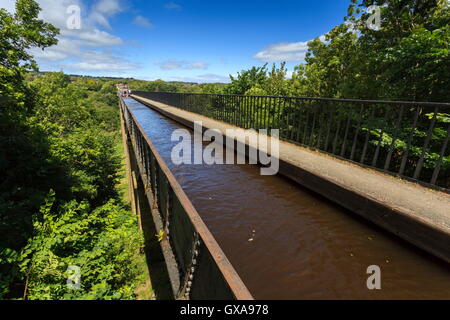 En prenant le sentier du canal de Llangollen arcross la vallée de la Dee, l'Aqueduc de Pontcysyllte Banque D'Images