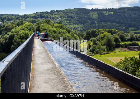 En prenant le sentier du canal de Llangollen arcross la vallée de la Dee, l'Aqueduc de Pontcysyllte Banque D'Images