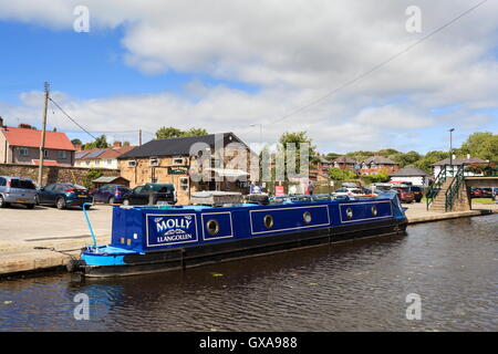 Un grand classique amarrés dans le bassin de Trevor sur le canal de Llangollen Banque D'Images