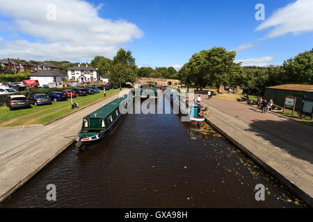 Narrowboats amarrés dans le bassin de Trevor sur le canal de Llangollen Banque D'Images