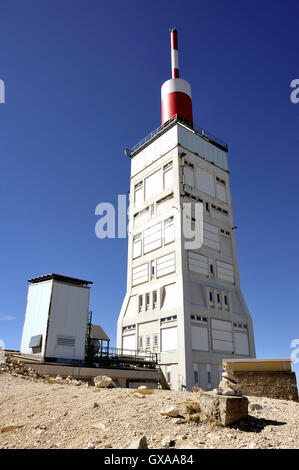 La radio et l'antenne d'accueil et de la station météo du Mont Ventoux Banque D'Images