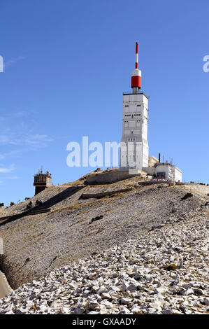 La radio et l'antenne d'accueil et de la station météo du Mont Ventoux Banque D'Images