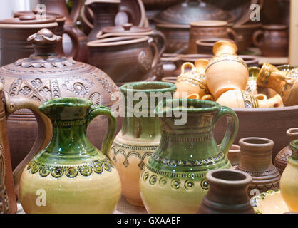 La céramique traditionnelle russe fait main (vaisselle, choses, Ware, pichets, pots) sur le shopboard au marché aux puces à Moscou Banque D'Images