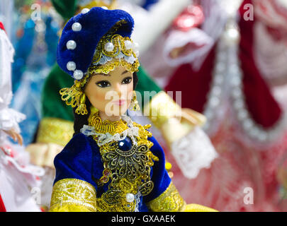 Handmade poupée dans national russe traditionnelle vêtements au marché aux puces de Moscou (Russie). Banque D'Images