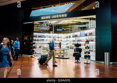 Copenhague, Danemark, passagers marchant dans le couloir, intérieur, Aéroport de Copenhague, boutiques de luxe, Marc Jacobs, façade du magasin, hors taxes Banque D'Images