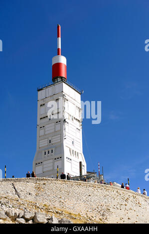 La radio et l'antenne d'accueil et de la station météo du Mont Ventoux Banque D'Images