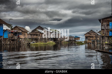 Les maisons en bois sur pilotis habité par la tribu de Inthar, lac Inle, Myanmar Banque D'Images