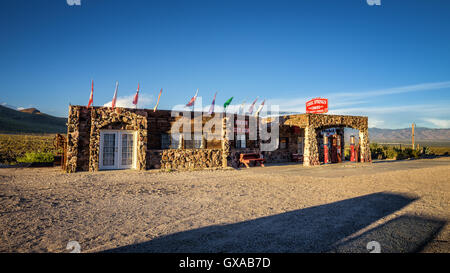 Reconstruite Cool Springs station dans le désert de Mojave sur l'historique route 66. Banque D'Images