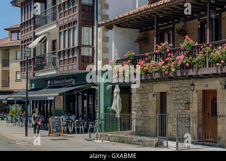 Cantabrie maisons typiques dans le village Pont de San Miguel. Le nord de l'Espagne, Europe Banque D'Images