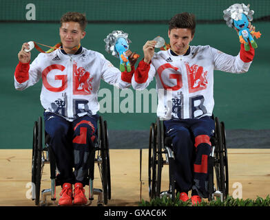 (De gauche à droite) la société Britannique Gordon Reid et Alfie Hewett célébrer avec la médaille d'argent dans le double masculin de Tennis en fauteuil roulant au cours de la huitième journée de la Rio 2016 Jeux paralympiques à Rio de Janeiro, Brésil. Banque D'Images