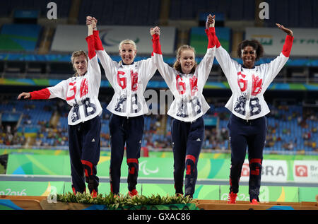 La Grande-Bretagne (gauche-droite) Sophie Hahn, Georgina Hermitage, Maria Lyle et Kadeena Cox après leur médaille d'argent au 4x100m - T35-38 dernière au cours de la huitième journée de la Rio 2016 Jeux paralympiques à Rio de Janeiro, Brésil. Banque D'Images