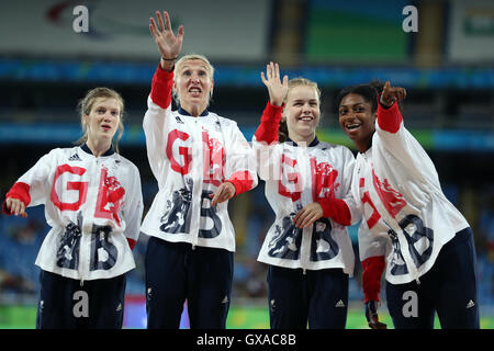 La Grande-Bretagne (gauche-droite) Sophie Hahn, Georgina Hermitage, Maria Lyle et Kadeena Cox après leur médaille d'argent au 4x100m - T35-38 dernière au cours de la huitième journée de la Rio 2016 Jeux paralympiques à Rio de Janeiro, Brésil. Banque D'Images