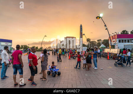 Sonnenuntergang am Malecon und Obélisque, Hauptstadt Santo Domingo, Dominikanische Republik, Europa, Amerika | coucher du soleil à Malecon Banque D'Images