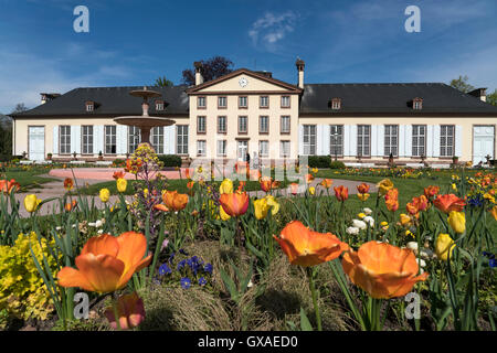 Vor dem Fruehlingsblumen Pavillon Joséphine im Park Parc de l'Orangerie à Strasbourg, Elsass, Frankreich | fleurs de printemps une Banque D'Images