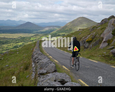 Cycliste de sexe masculin descendant de Healy Pass, comté de Kerry Banque D'Images