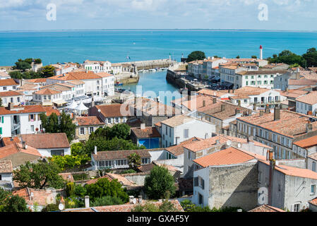 Vue sur les maisons et le port de Saint-Martin-de-Ré sur l'île Ile de Ré, Charente-Maritime, Poitou Charentes, France Banque D'Images