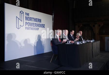 (De gauche à droite) Sir Richard LEESE Chef du conseil municipal de Manchester, Joe Anderson Maire de Liverpool, l'ancien chancelier George Osborne, Dame Nancy Rothwell Président et Vice-président de l'Université de Manchester et James Cooper Directeur ABP pendant une annonce au sujet du projet de la centrale du nord de l'Osborne à la Manchester Town Hall, Manchester. Banque D'Images