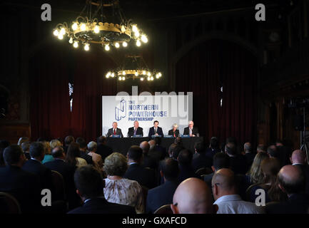 (De gauche à droite) Sir Richard LEESE Chef du conseil municipal de Manchester, Joe Anderson Maire de Liverpool, l'ancien chancelier George Osborne, Dame Nancy Rothwell Président et Vice-président de l'Université de Manchester et James Cooper Directeur ABP pendant une annonce au sujet du projet de la centrale du nord de l'Osborne à la Manchester Town Hall, Manchester. Banque D'Images