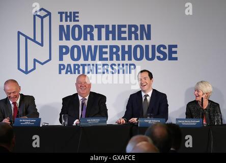 (De gauche à droite) Sir Richard LEESE Chef du conseil municipal de Manchester, Joe Anderson Maire de Liverpool, l'ancien chancelier George Osborne et Dame Nancy Rothwell Présidente et vice-chancelière de l'Université de Manchester pendant une annonce au sujet du projet de la centrale du nord de l'Osborne à la Manchester Town Hall, Manchester. Banque D'Images