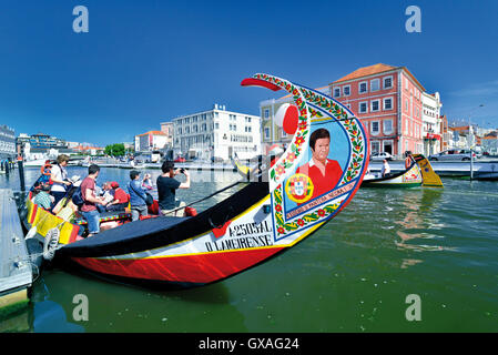 Portugal : les touristes prenant des photos de leur passage bateau bateau coloré Moliceiro à Aveiro Banque D'Images