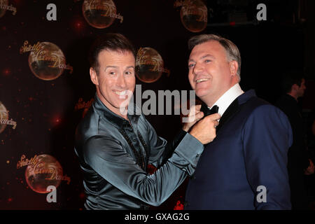 Anton du Beke ( L ) et Ed Balls assister à la Strictly Come Dancing - tapis rouge lancement en BBC studios d'Elstree, Borehamwood Banque D'Images