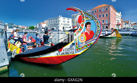 Portugal : les touristes prenant des photos de leur passage bateau bateau coloré Moliceiro à Aveiro Banque D'Images