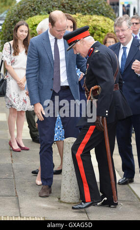 Le duc de Cambridge vient à l'aide de Jonathan, Vice-Douglas-Hughes Lord-Lieutenant d'Essex, lorsqu'il a pris un sèche comme il est arrivé à l'Académie des intendants à Harlow, Essex, où lui et son épouse la duchesse de Cambridge sont la promotion de leur campagne ensemble, découvrons comment les jeunes font face aux pressions de la vie. Banque D'Images