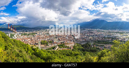 Panorama de la ville de Grenoble et les Alpes françaises sur l'arrière-plan, région Rhône-Alpes, France Banque D'Images