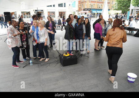 Anna Kennedy en ligne, un organisme qui appuie les adultes et les enfants atteints de troubles du spectre autistique, organise un flash mob performances de danse et musique à Spitalfields Market dans l'Est de Londres aujourd'hui (03NOV16). Il inclus un spectacle de 'Britain's Got Talent" finaliste Banque D'Images