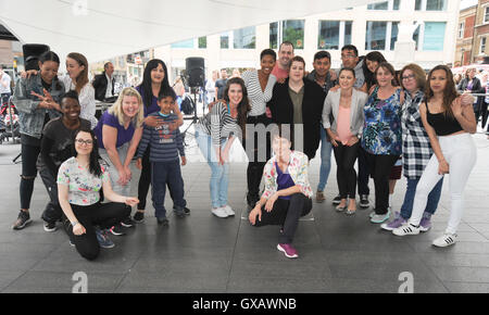 Anna Kennedy en ligne, un organisme qui appuie les adultes et les enfants atteints de troubles du spectre autistique, organise un flash mob performances de danse et musique à Spitalfields Market dans l'Est de Londres aujourd'hui (03NOV16). Il inclus un spectacle de 'Britain's Got Talent" finaliste Banque D'Images