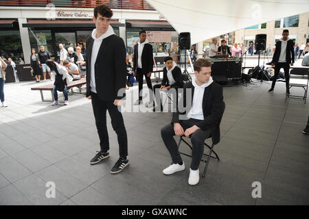 Anna Kennedy en ligne, un organisme qui appuie les adultes et les enfants atteints de troubles du spectre autistique, organise un flash mob performances de danse et musique à Spitalfields Market dans l'Est de Londres aujourd'hui (03NOV16). Il inclus un spectacle de 'Britain's Got Talent" finaliste Banque D'Images