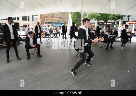 Anna Kennedy en ligne, un organisme qui appuie les adultes et les enfants atteints de troubles du spectre autistique, organise un flash mob performances de danse et musique à Spitalfields Market dans l'Est de Londres aujourd'hui (03NOV16). Il inclus un spectacle de 'Britain's Got Talent" finaliste Banque D'Images