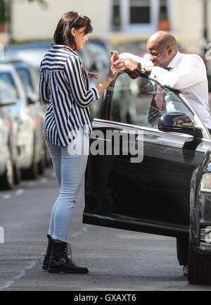 Daisy Lowe vu près de sa maison de Londres portant une chemise rayée noir et blanc sur une veste orange, un jean et le Dr Marten boots. Elle a terminé le look avec une grande paire de lunettes de soleil aviateur. En vedette : Daisy Lowe Où : London, Royaume-Uni Quand : 04 Oct Banque D'Images