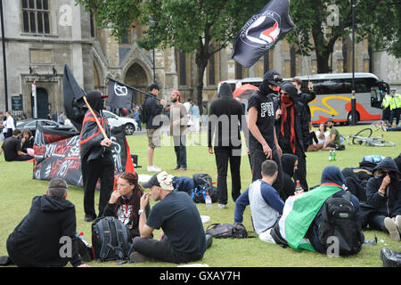 Recueillir l'extérieur de l'anarchistes Chambres du Parlement à Londres, en Angleterre, mais n'a pas divulguer aux photographes pourquoi ils étaient là en vedette : Atmosphère Où : London, Royaume-Uni Quand : 04 Oct 2016 Banque D'Images