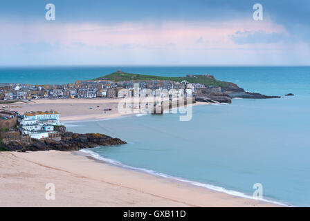 La plage de Porthminster et St Ives à l'aube, Cornwall, Angleterre. Banque D'Images