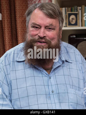 Brian Blessed fait ses débuts de réalisateur avec une étape de production d'Agatha Christie's 'Le creux" à l'usine de Sonning. Le jeu propose également sa femme, Hildegarde Neil, et sa fille Rosalind béni. Avec : Brian Blessed Où : Sonning, Banque D'Images