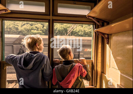 Deux garçons à la fenêtre du train historique Banque D'Images