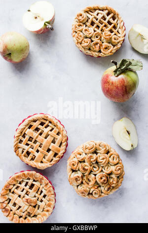 Mini tartes aux pommes, décoré avec des roses et de la pâte. Vue d'en haut. Copier coller Banque D'Images