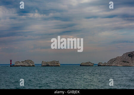 Le phare des aiguilles et des rochers à l'extrémité ouest de l'île de Wight, Hampshire, Angleterre Royaume-Uni vu de la mer en septembre - effet HDR Banque D'Images