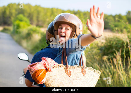 Jeune femme à cheval brandissant leurs on rural road, Majorque, Espagne Banque D'Images