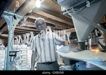 Miller mâle dans le blé de la machine contrôle mill Banque D'Images